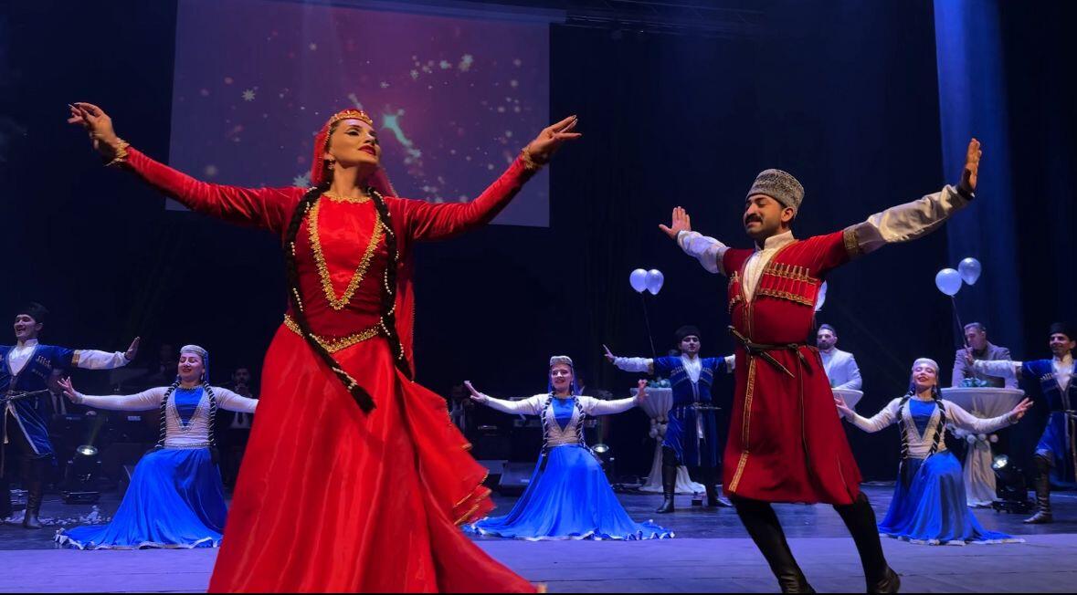 В Гянджинской государственной филармонии состоялась праздничная программа "В Новый год - вместе с нами"