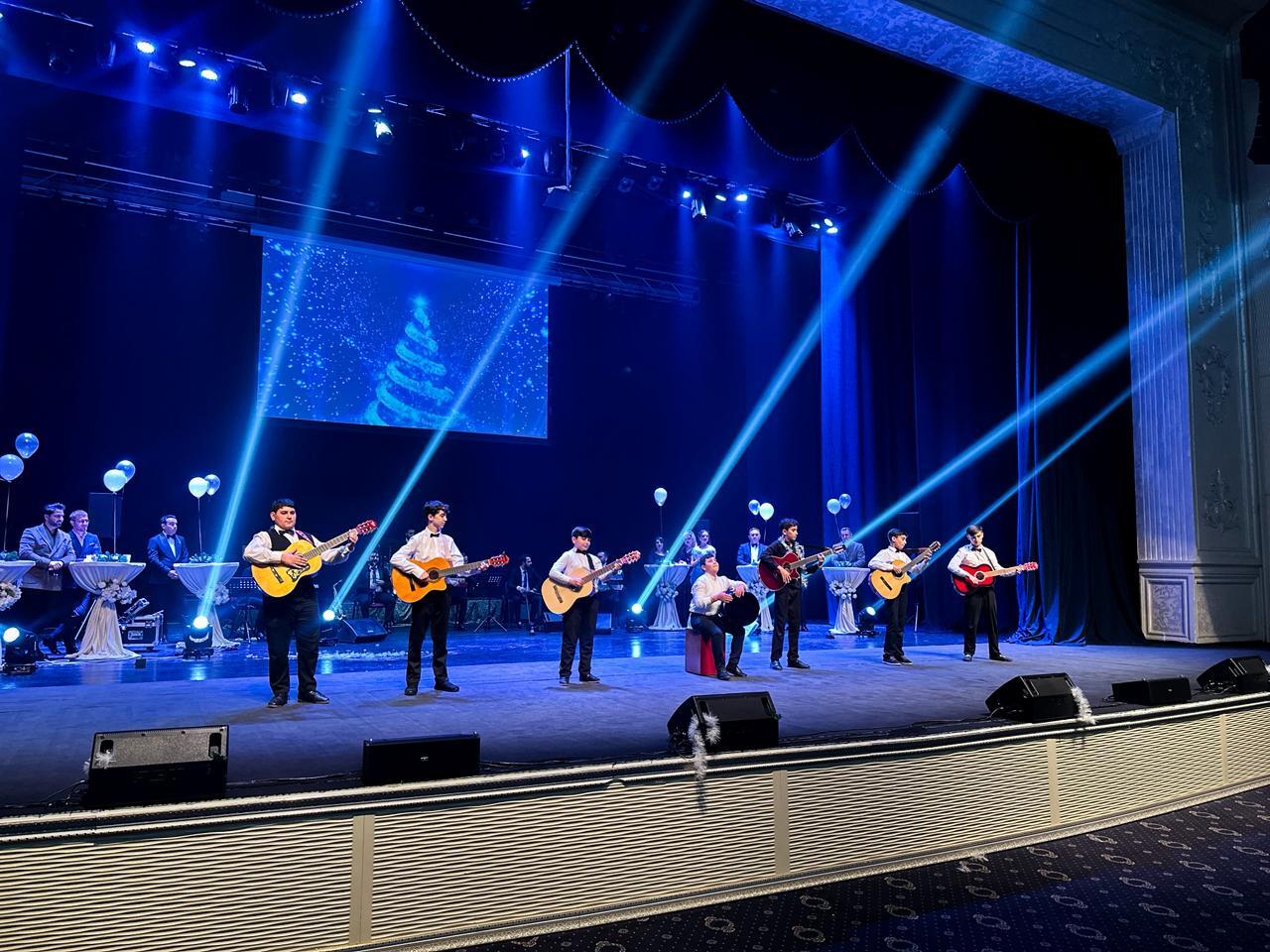 В Гянджинской государственной филармонии состоялась праздничная программа "В Новый год - вместе с нами"