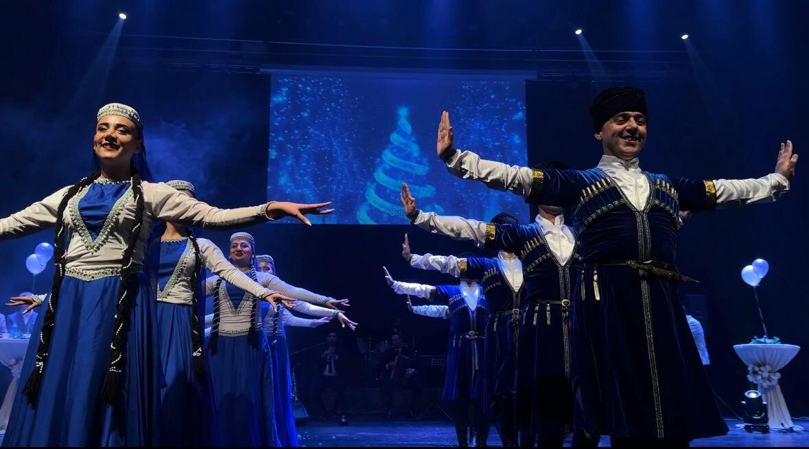 В Гянджинской государственной филармонии состоялась праздничная программа "В Новый год - вместе с нами"