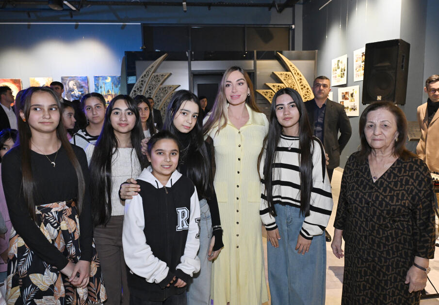 Arzu Əliyeva və Alena Əliyeva “Rənglərdə yaşanan 10 il” mövzusunda keçirilən sərgidə iştirak ediblər