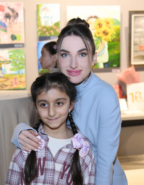 Arzu Əliyeva və Alena Əliyeva “Rənglərdə yaşanan 10 il” mövzusunda keçirilən sərgidə iştirak ediblər