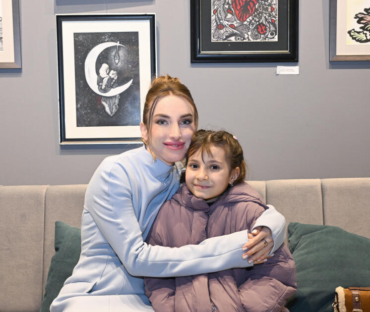 Arzu Əliyeva və Alena Əliyeva “Rənglərdə yaşanan 10 il” mövzusunda keçirilən sərgidə iştirak ediblər