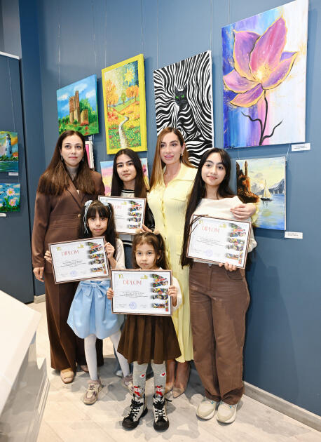 Arzu Əliyeva və Alena Əliyeva “Rənglərdə yaşanan 10 il” mövzusunda keçirilən sərgidə iştirak ediblər