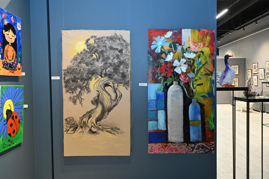 Arzu Əliyeva və Alena Əliyeva “Rənglərdə yaşanan 10 il” mövzusunda keçirilən sərgidə iştirak ediblər