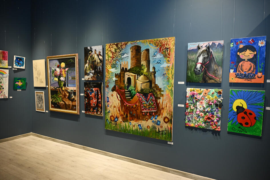 Arzu Əliyeva və Alena Əliyeva “Rənglərdə yaşanan 10 il” mövzusunda keçirilən sərgidə iştirak ediblər