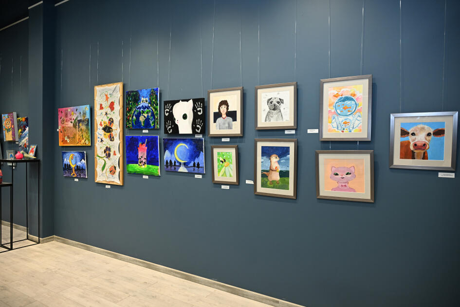 Arzu Əliyeva və Alena Əliyeva “Rənglərdə yaşanan 10 il” mövzusunda keçirilən sərgidə iştirak ediblər