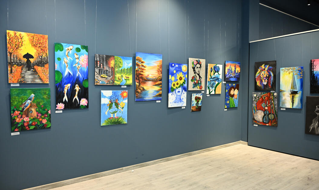 Arzu Əliyeva və Alena Əliyeva “Rənglərdə yaşanan 10 il” mövzusunda keçirilən sərgidə iştirak ediblər