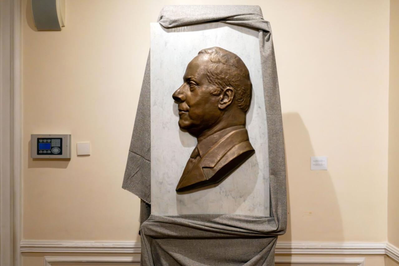 Состоялось открытие выставки, посвящённой 25-летию Азербайджанской академии художеств