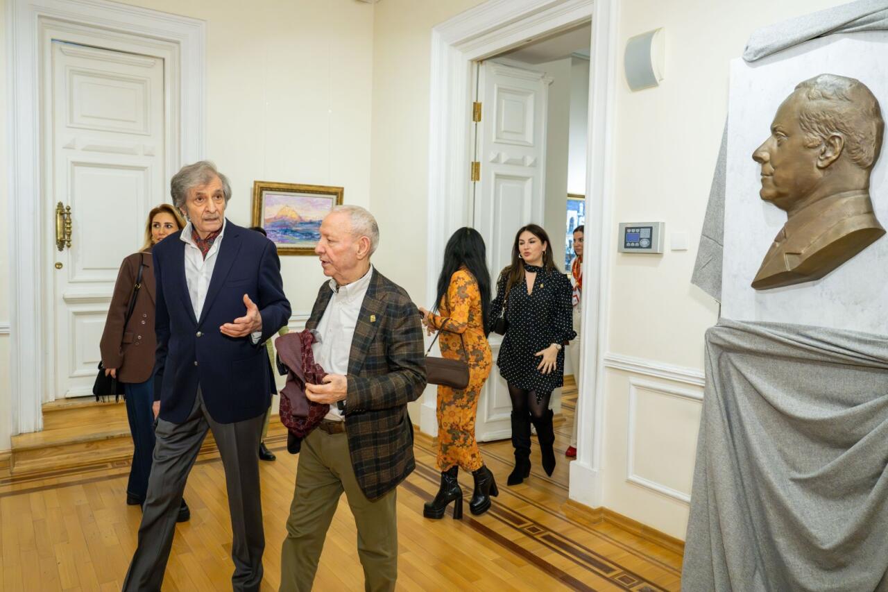 Состоялось открытие выставки, посвящённой 25-летию Азербайджанской академии художеств