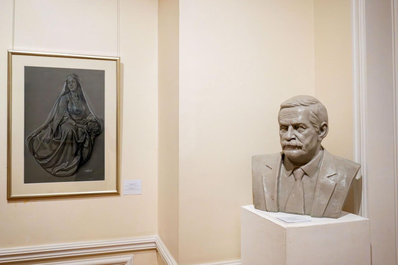 Состоялось открытие выставки, посвящённой 25-летию Азербайджанской академии художеств