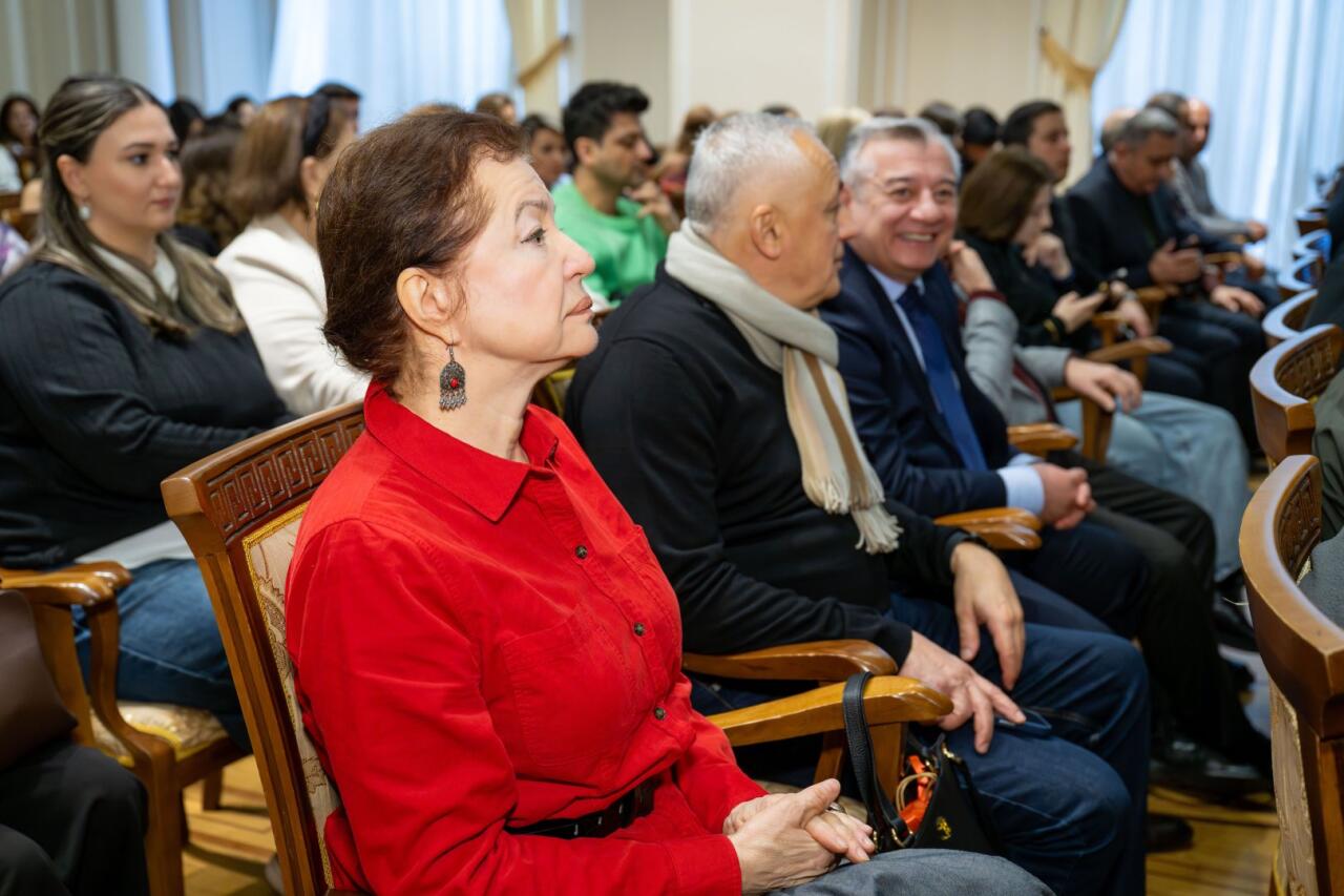 Состоялось открытие выставки, посвящённой 25-летию Азербайджанской академии художеств