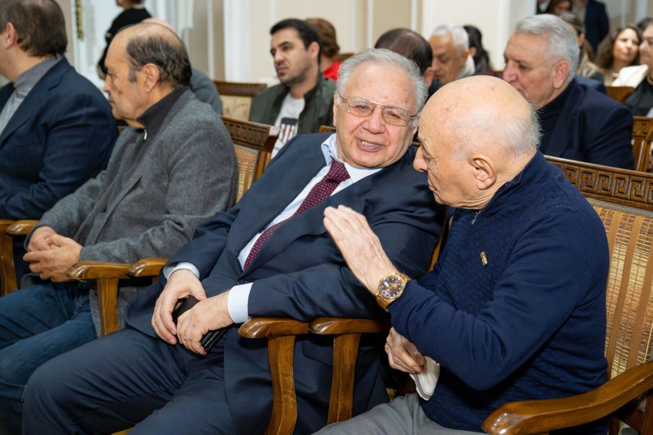 Состоялось открытие выставки, посвящённой 25-летию Азербайджанской академии художеств