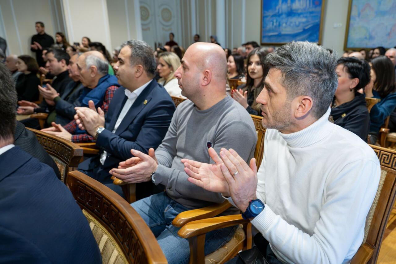 Состоялось открытие выставки, посвящённой 25-летию Азербайджанской академии художеств