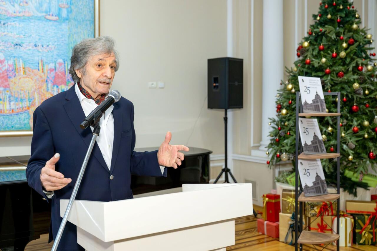 Состоялось открытие выставки, посвящённой 25-летию Азербайджанской академии художеств