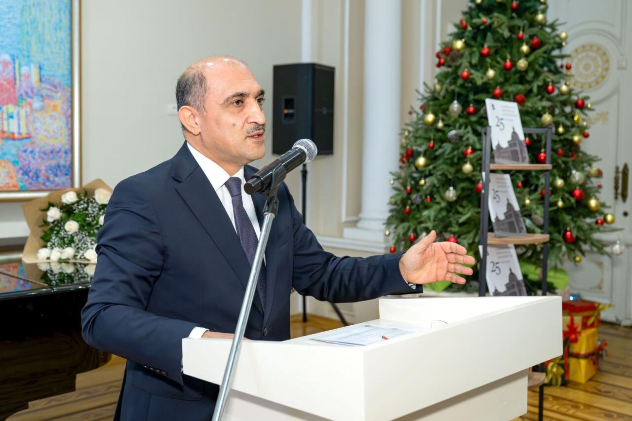 Состоялось открытие выставки, посвящённой 25-летию Азербайджанской академии художеств