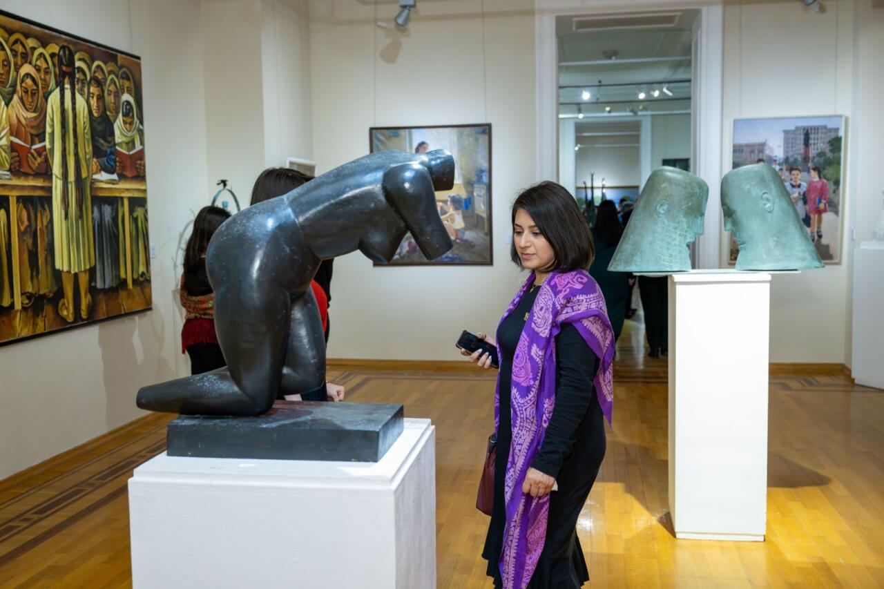 Состоялось открытие выставки, посвящённой 25-летию Азербайджанской академии художеств