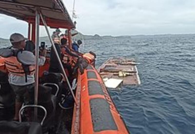 Крушение туристической лодки в Индонезии