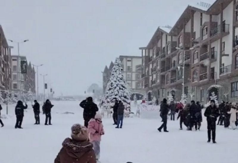 Жители Кяльбаджара радуются первому снегу