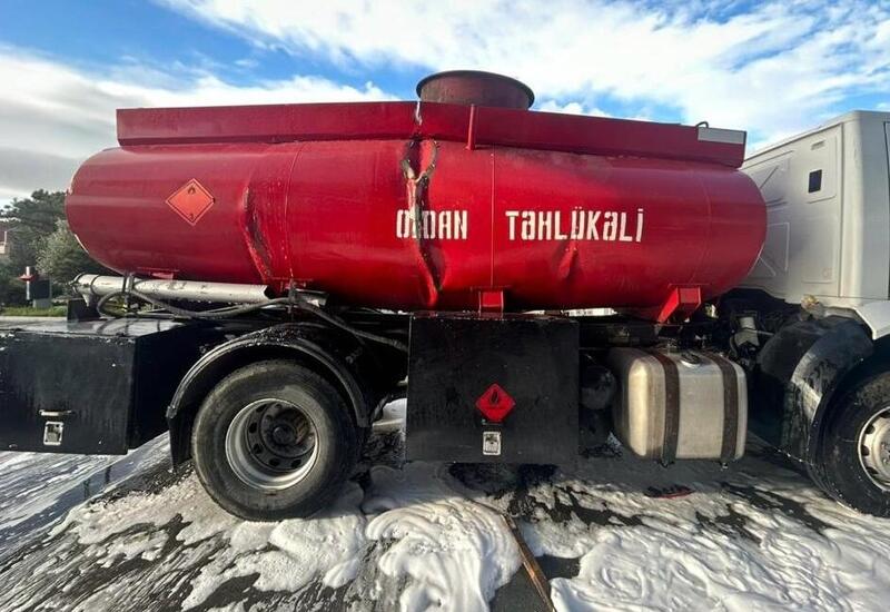 В Билясуваре опрокинулся бензовоз