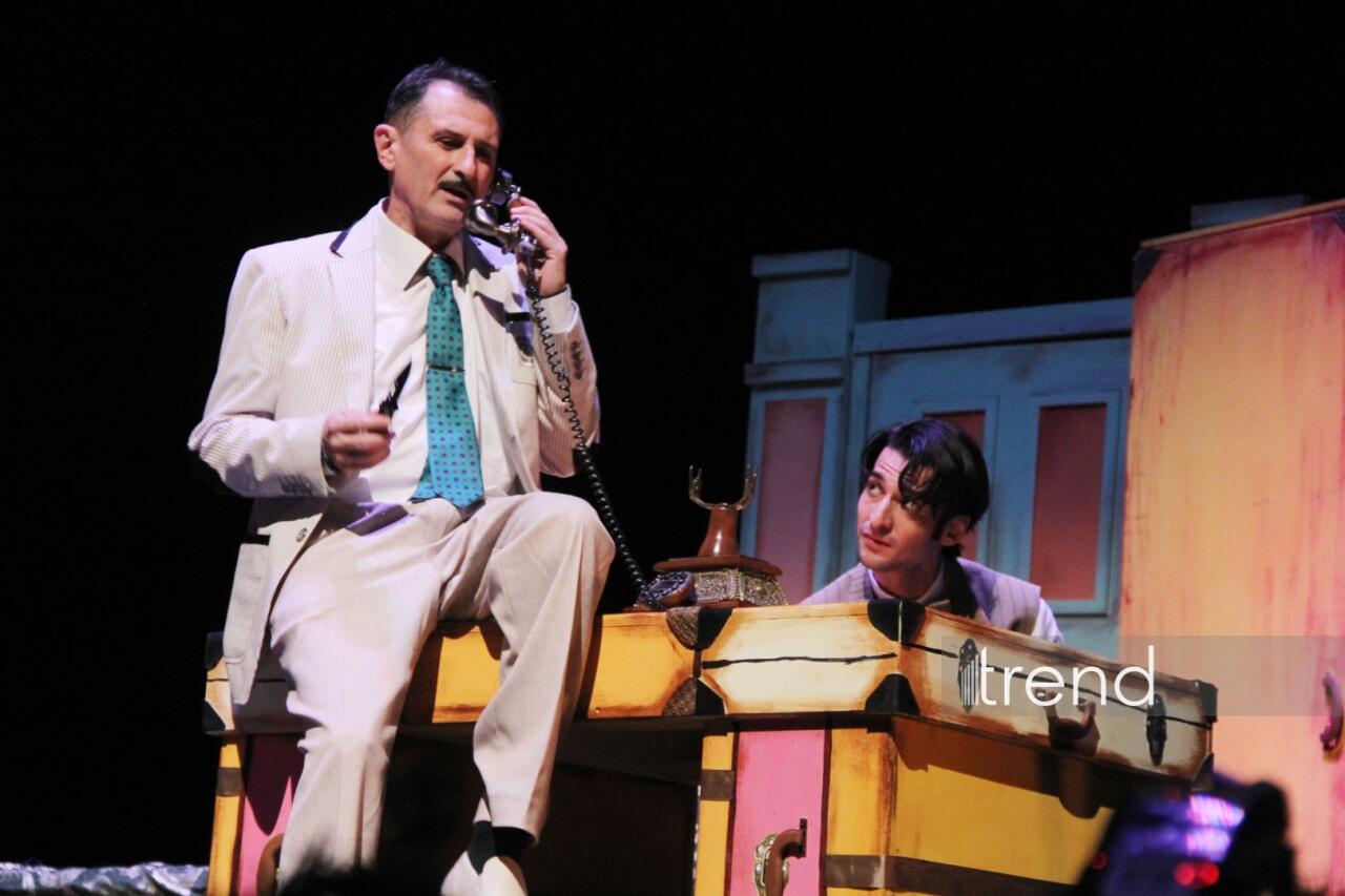 В Азербайджанском русском драмтеатре состоялась премьера спектакля "Ключ от чемодана с кирпичами"