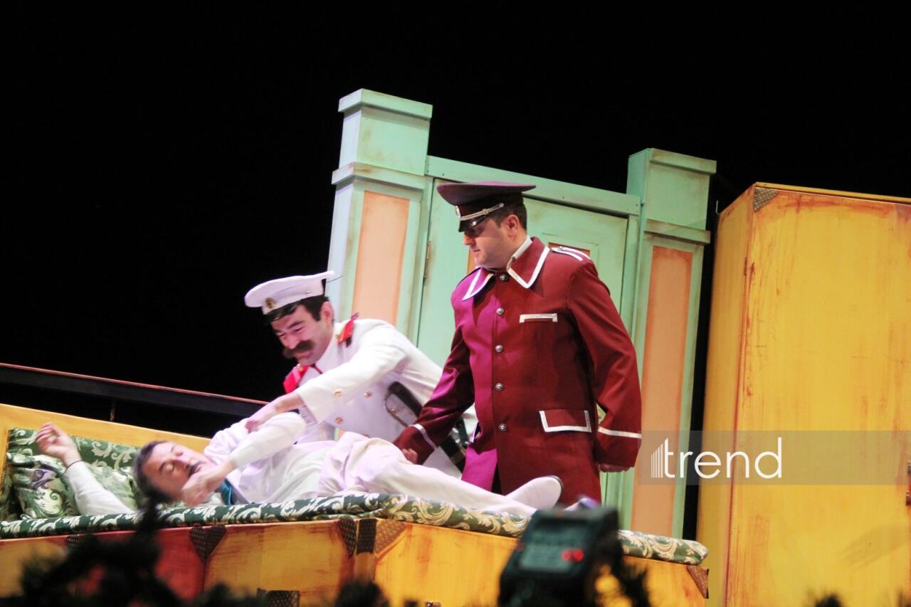 В Азербайджанском русском драмтеатре состоялась премьера спектакля "Ключ от чемодана с кирпичами"