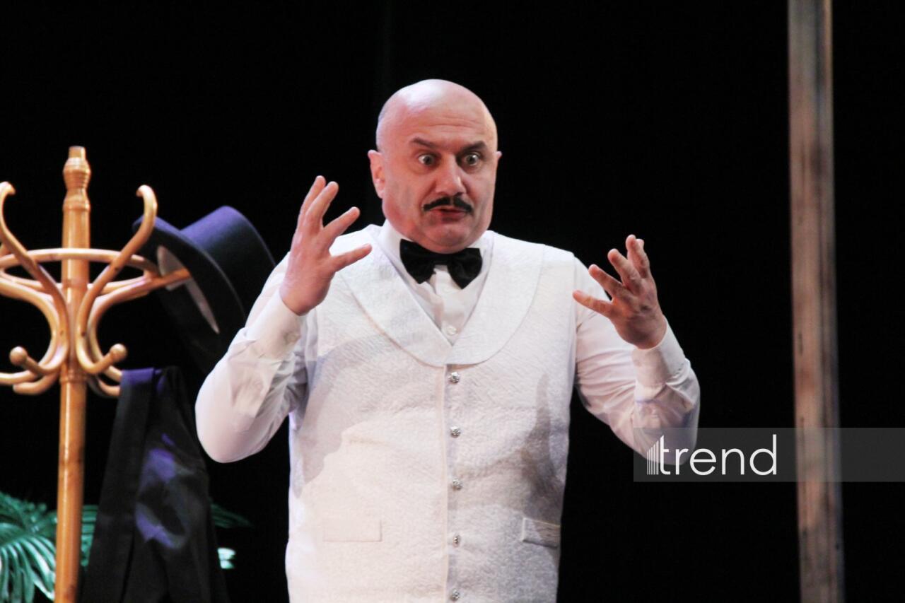 В Азербайджанском русском драмтеатре состоялась премьера спектакля "Ключ от чемодана с кирпичами"