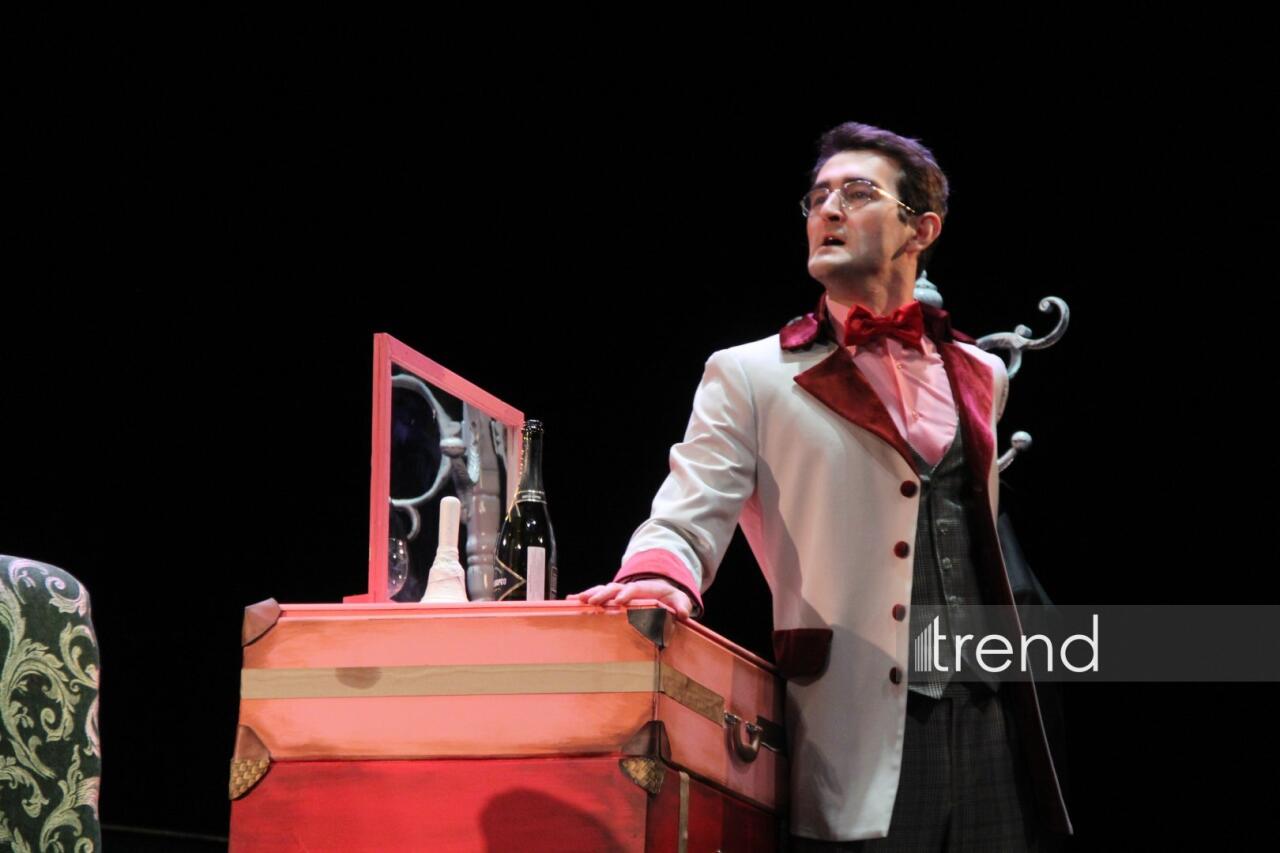 В Азербайджанском русском драмтеатре состоялась премьера спектакля "Ключ от чемодана с кирпичами"