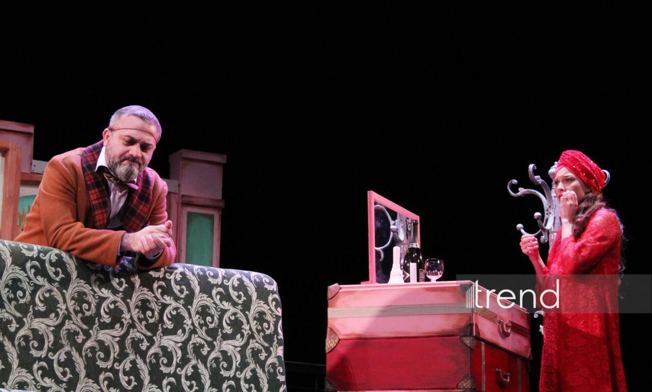 В Азербайджанском русском драмтеатре состоялась премьера спектакля "Ключ от чемодана с кирпичами"