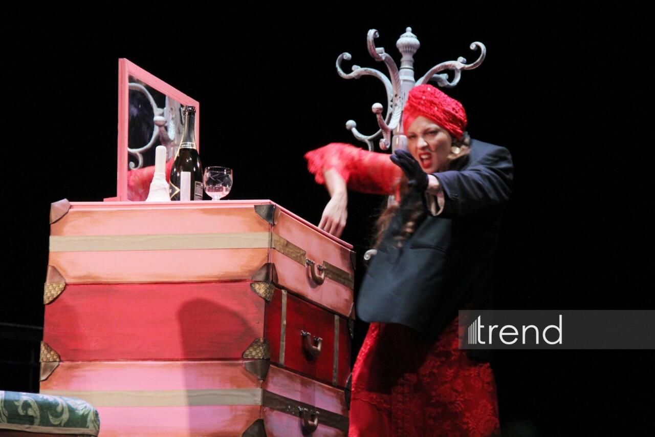 В Азербайджанском русском драмтеатре состоялась премьера спектакля "Ключ от чемодана с кирпичами"