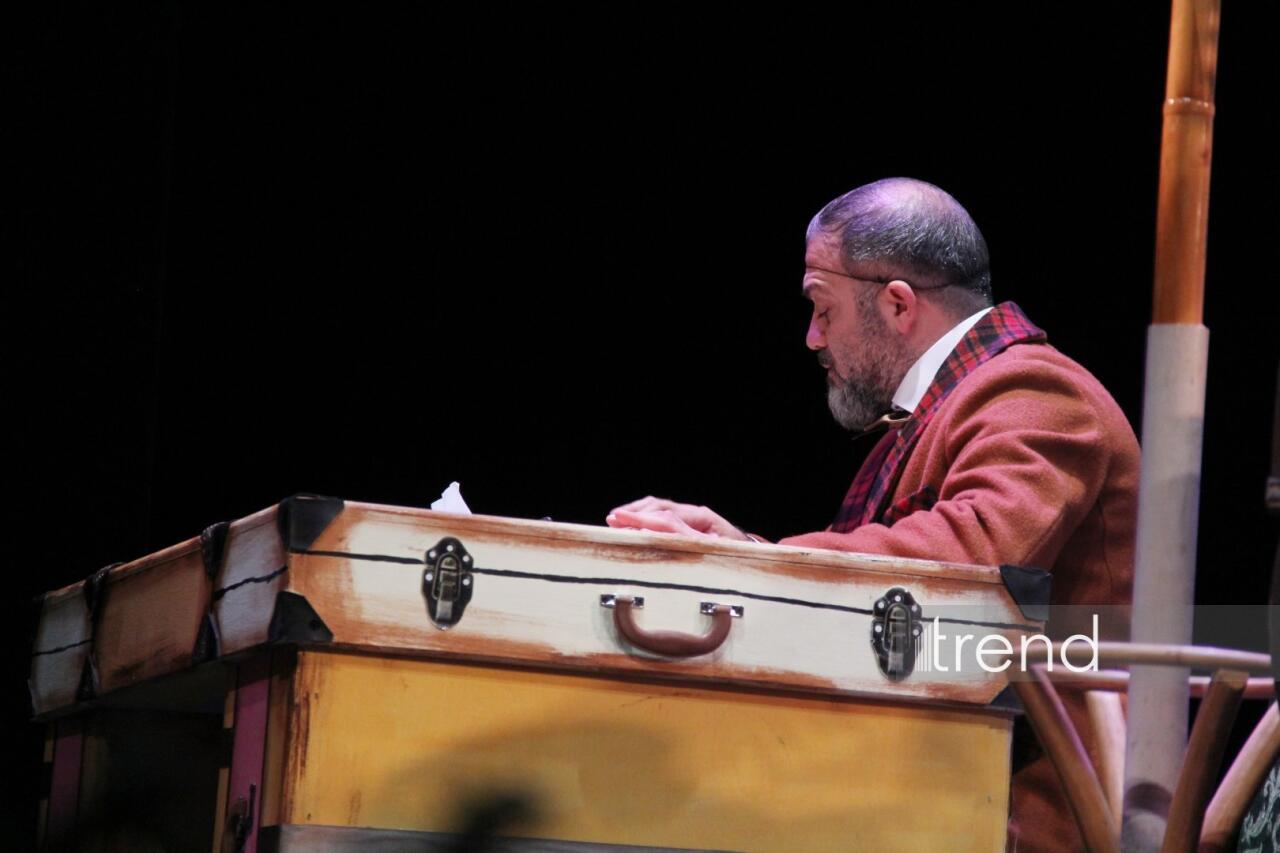 В Азербайджанском русском драмтеатре состоялась премьера спектакля "Ключ от чемодана с кирпичами"