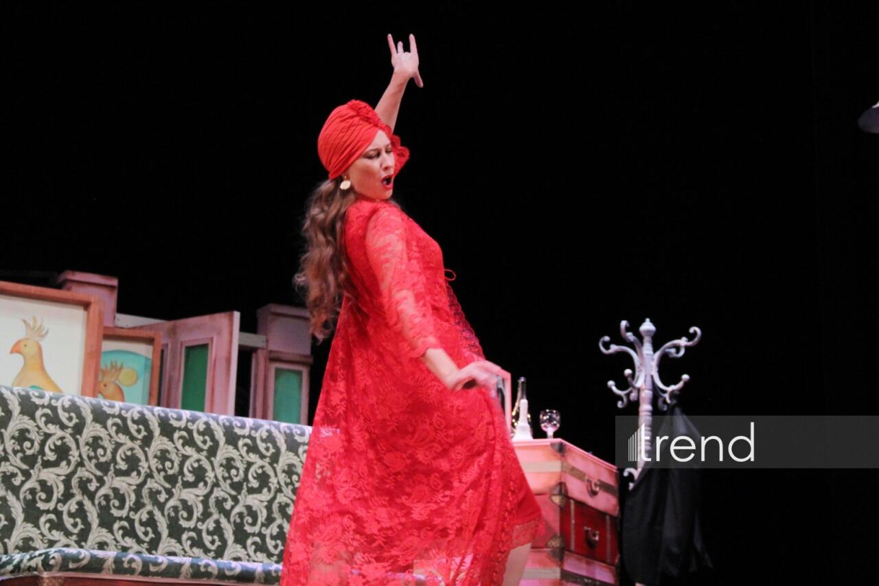 В Азербайджанском русском драмтеатре состоялась премьера спектакля "Ключ от чемодана с кирпичами"