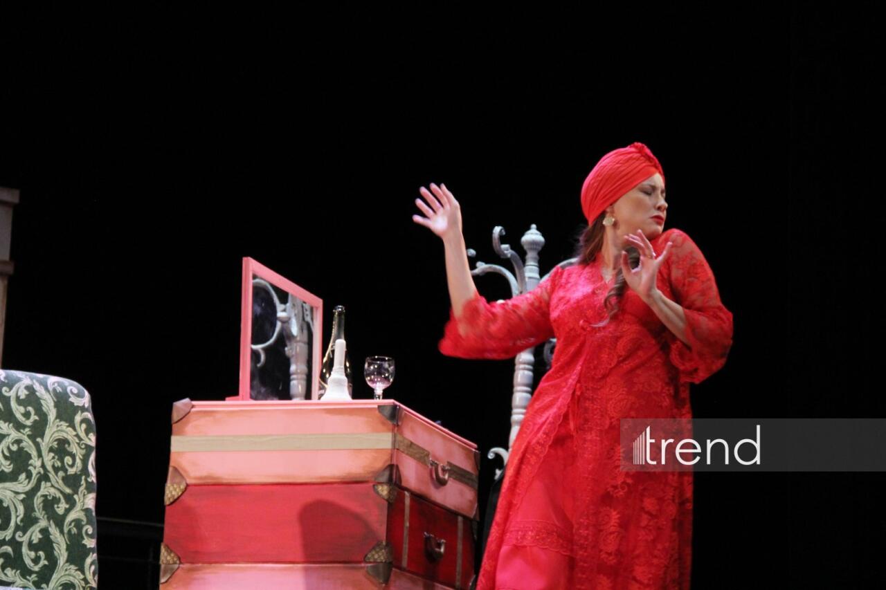 В Азербайджанском русском драмтеатре состоялась премьера спектакля "Ключ от чемодана с кирпичами"