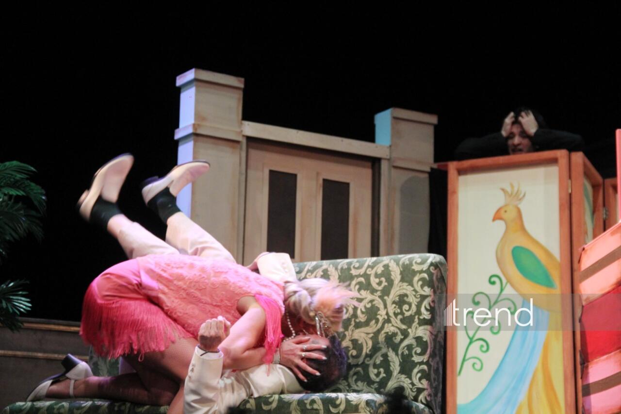 В Азербайджанском русском драмтеатре состоялась премьера спектакля "Ключ от чемодана с кирпичами"