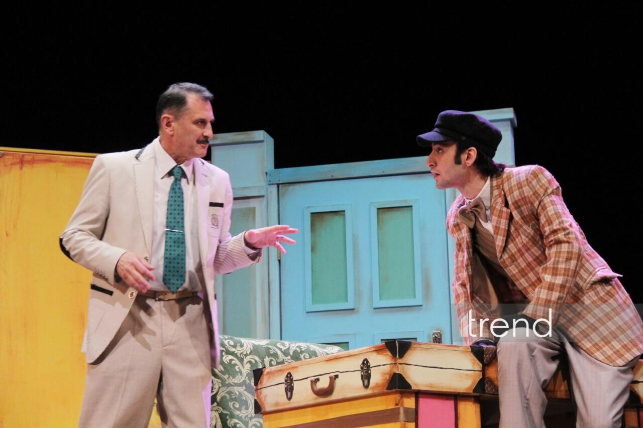 В Азербайджанском русском драмтеатре состоялась премьера спектакля "Ключ от чемодана с кирпичами"