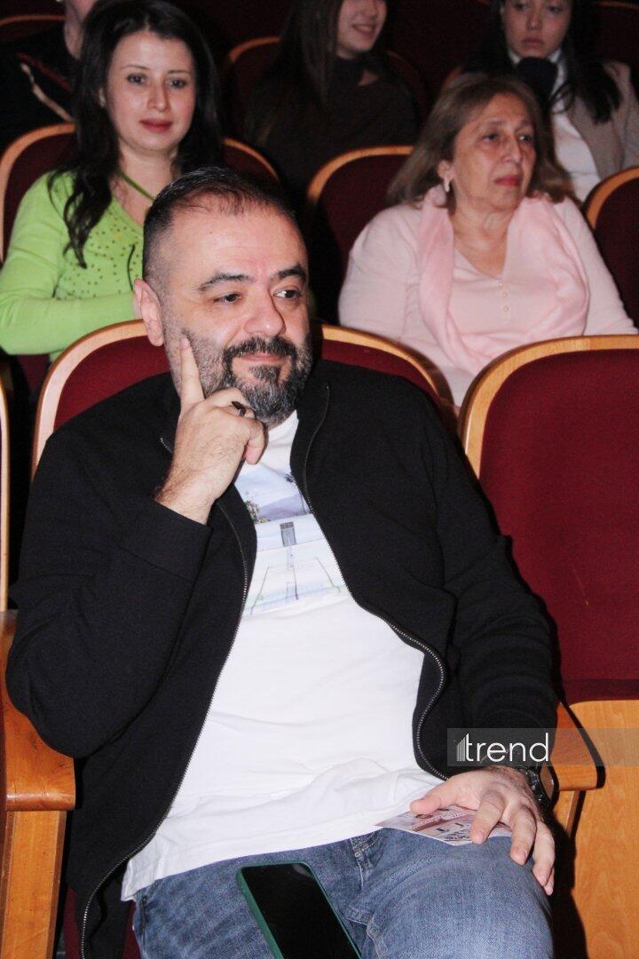 В Азербайджанском русском драмтеатре состоялась премьера спектакля "Ключ от чемодана с кирпичами"