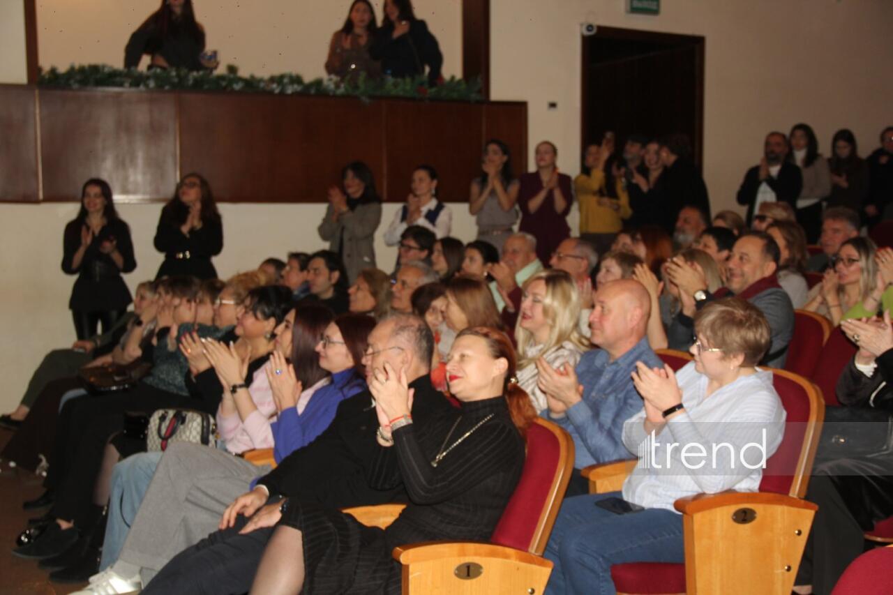 В Азербайджанском русском драмтеатре состоялась премьера спектакля "Ключ от чемодана с кирпичами"