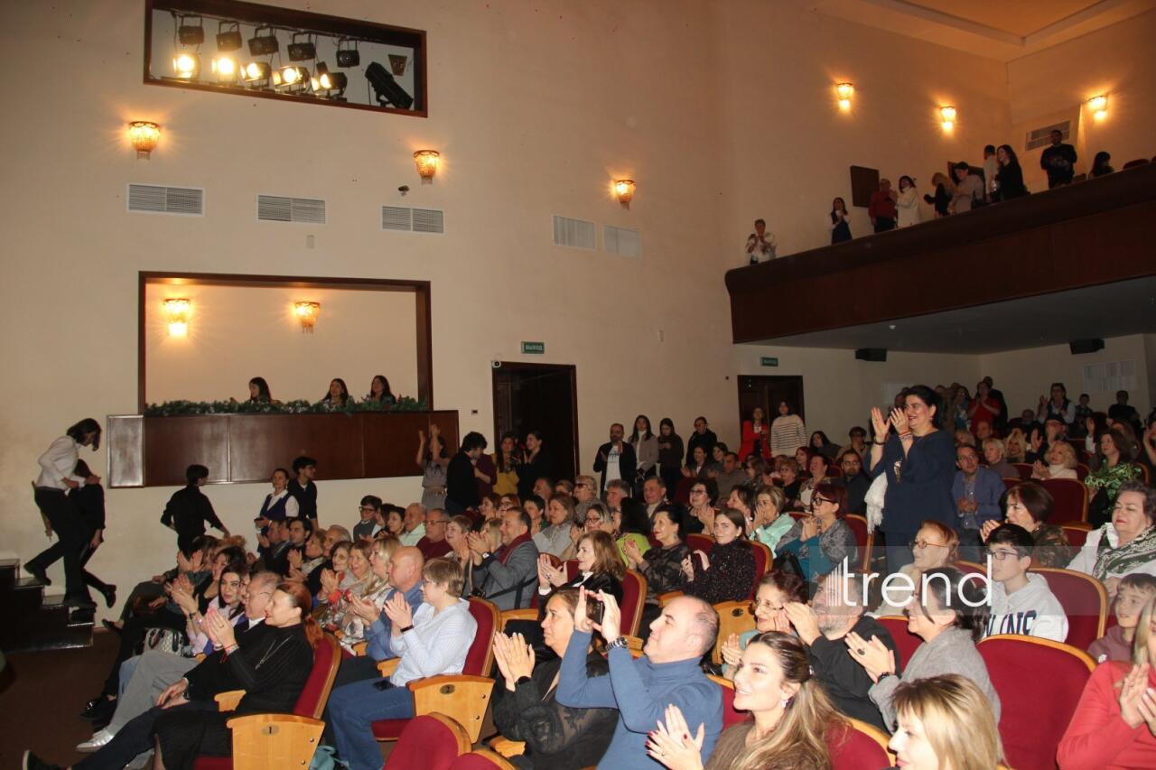 В Азербайджанском русском драмтеатре состоялась премьера спектакля "Ключ от чемодана с кирпичами"