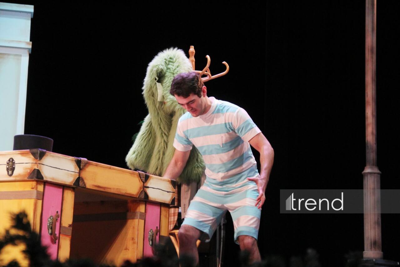 В Азербайджанском русском драмтеатре состоялась премьера спектакля "Ключ от чемодана с кирпичами"