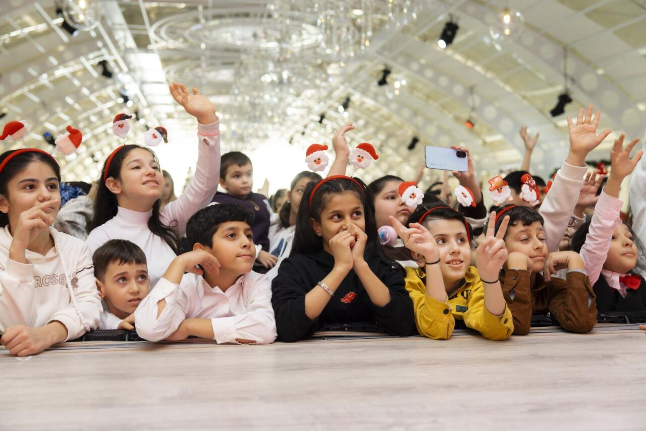 Эмин Агаларов организовал для воспитанников детских домов новогодний праздник