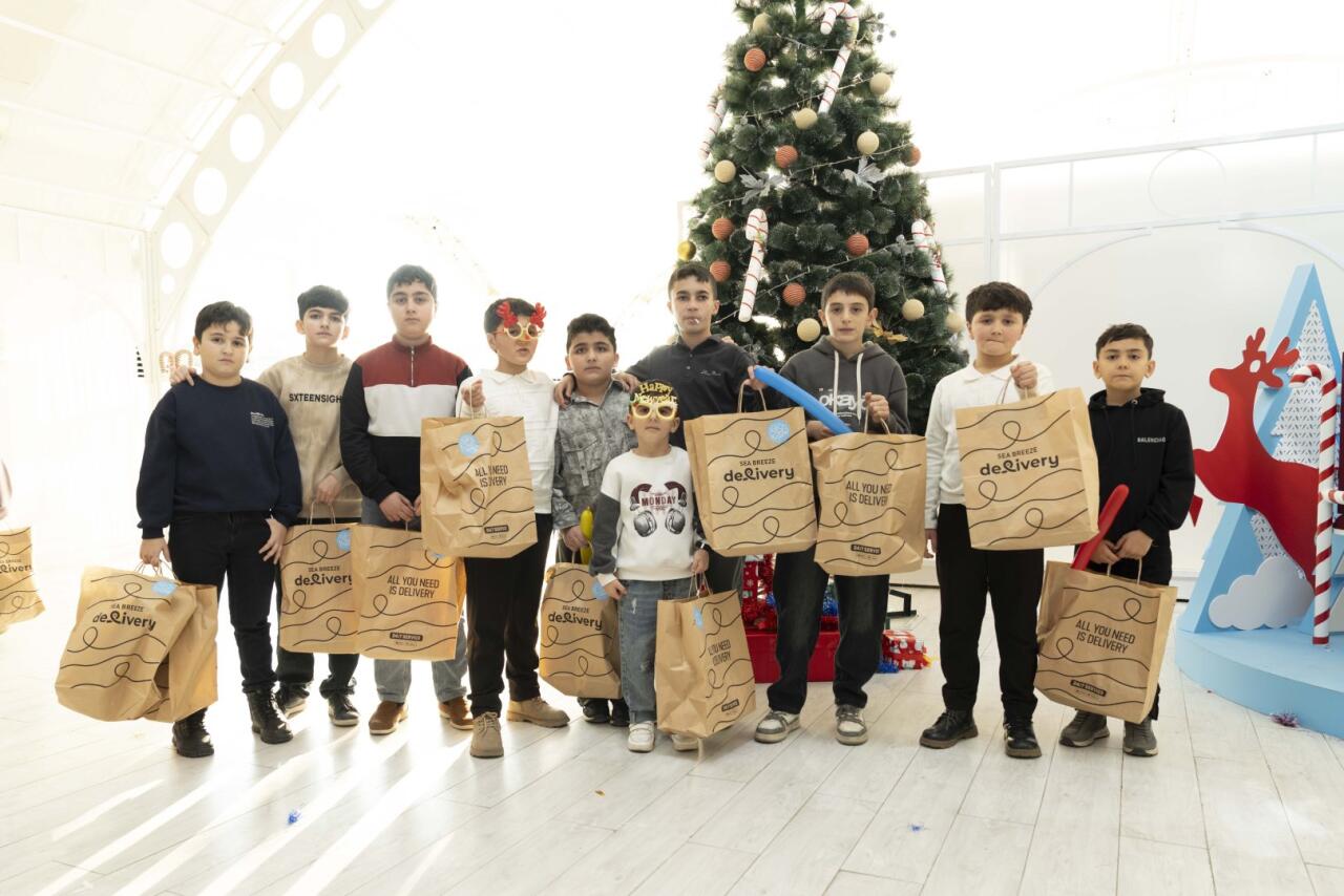 Эмин Агаларов организовал для воспитанников детских домов новогодний праздник