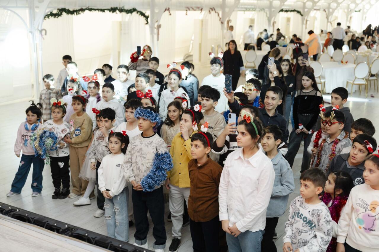 Эмин Агаларов организовал для воспитанников детских домов новогодний праздник