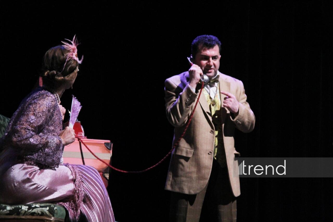 В Азербайджанском русском драмтеатре состоялась премьера спектакля "Ключ от чемодана с кирпичами"