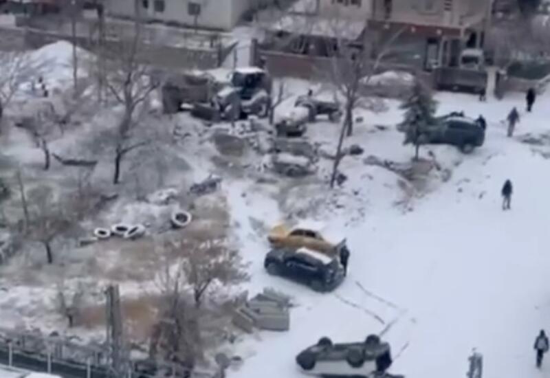 Внезапный снегопад вызвал хаос на дорогах в Турции