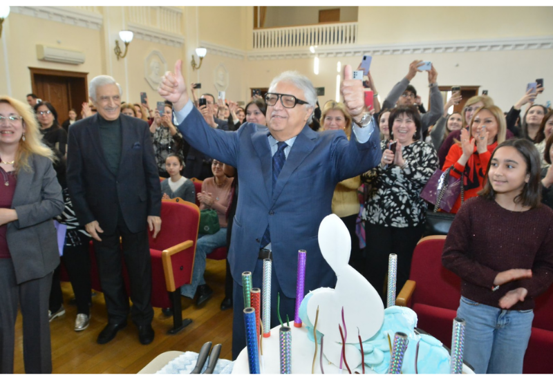 Фархад Бадалбейли отметил день рождения вместе со студентами Бакинской музыкальной академии