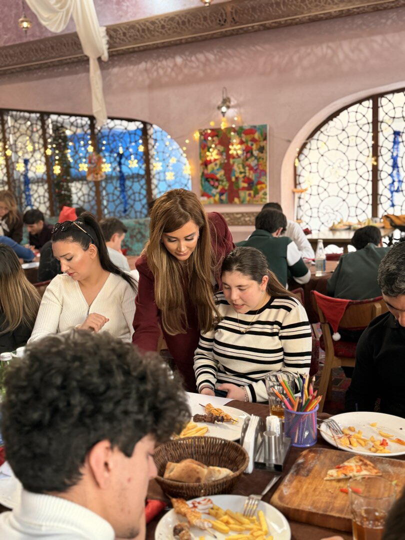 В Баку прошел инклюзивный праздник "Цвет желаний", посвященный Новому году