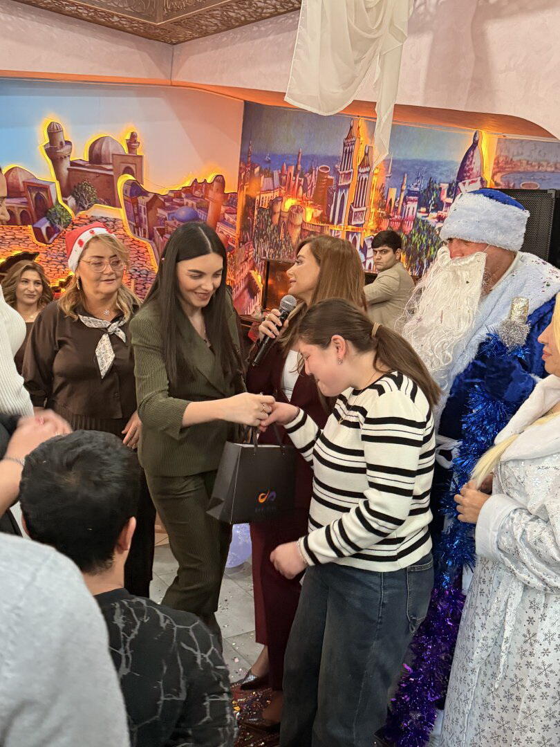 В Баку прошел инклюзивный праздник "Цвет желаний", посвященный Новому году