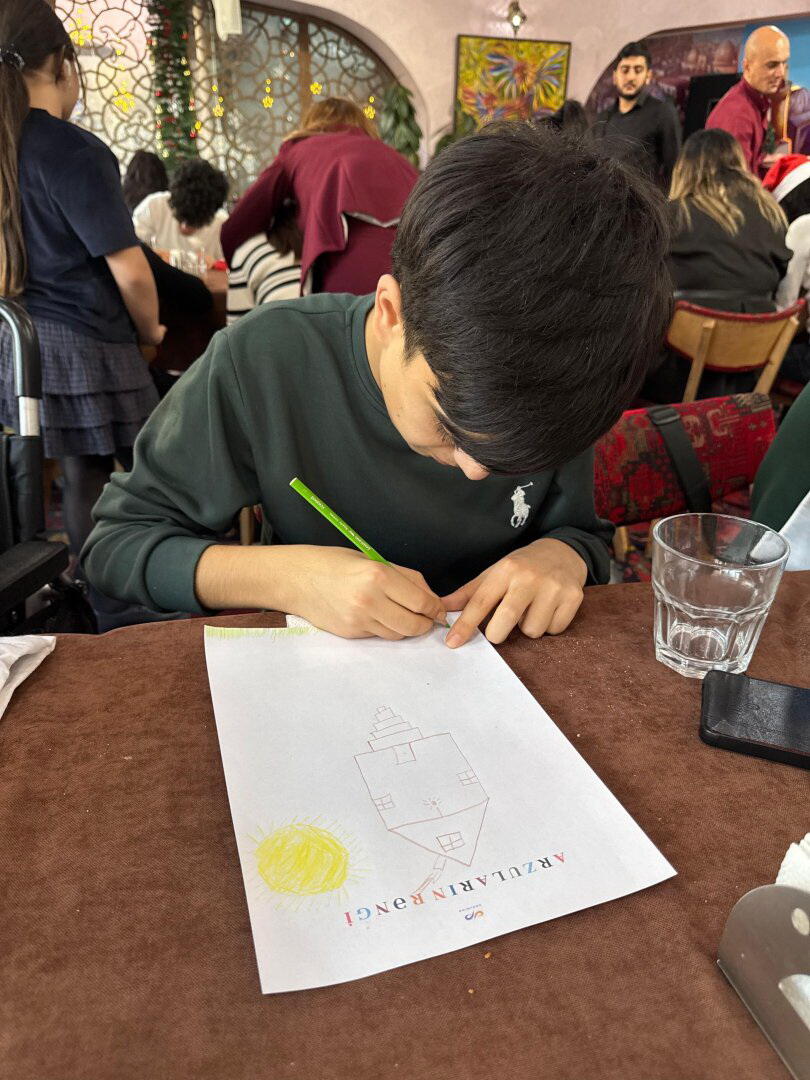 В Баку прошел инклюзивный праздник "Цвет желаний", посвященный Новому году