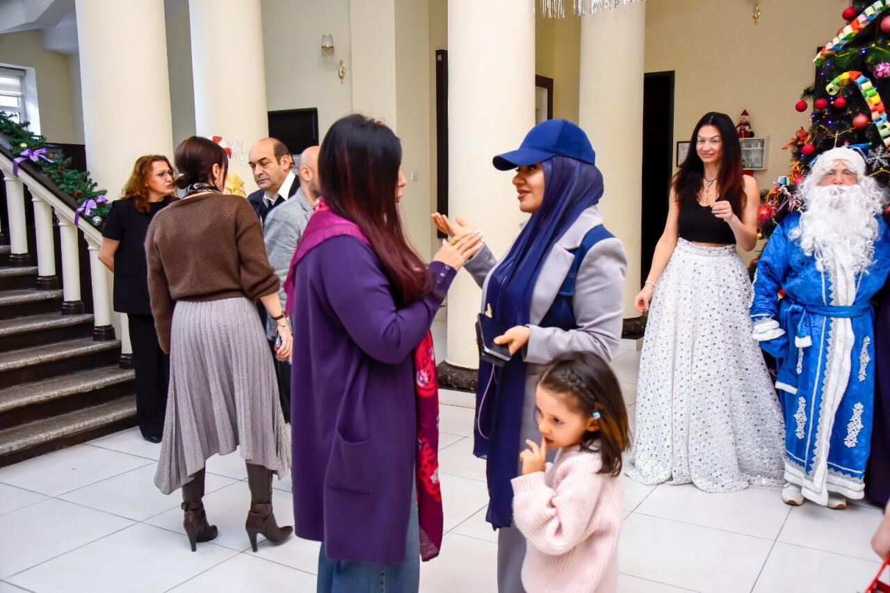 Для детей шехидов и ветеранов Карабахской войны представлен неоновый спектакль "Снежная королева"