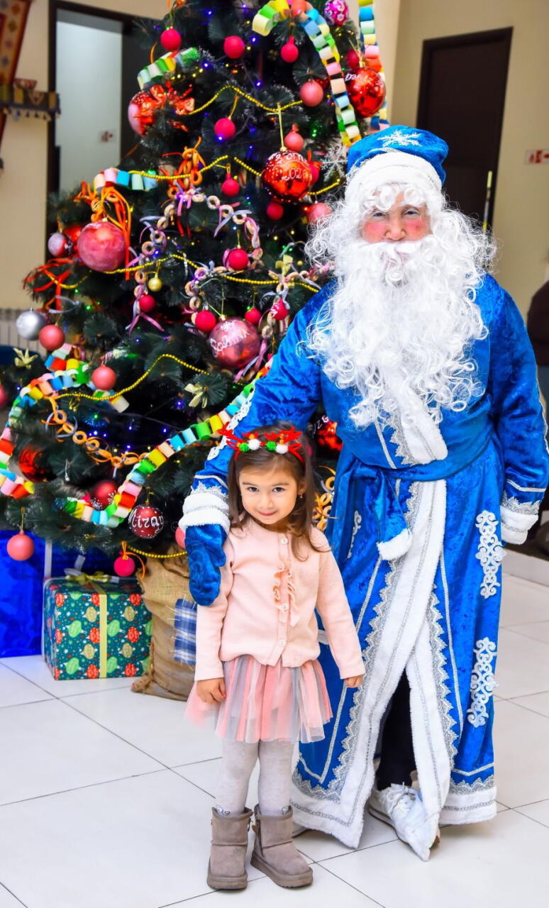 Для детей шехидов и ветеранов Карабахской войны представлен неоновый спектакль "Снежная королева"