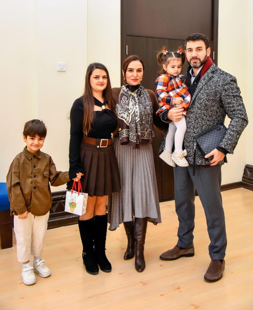 Для детей шехидов и ветеранов Карабахской войны представлен неоновый спектакль "Снежная королева"